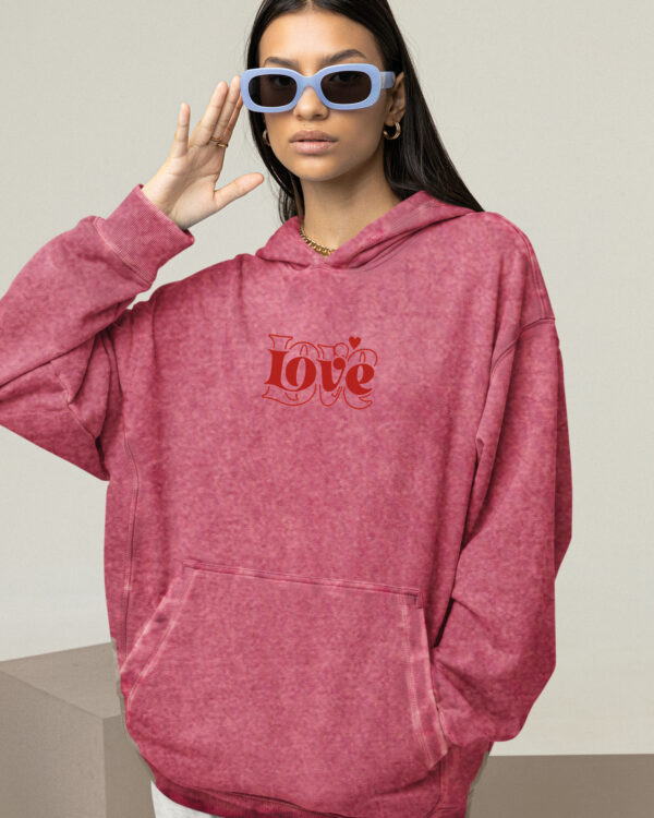 Bluza oversize z kapturem <br>Haft czerwone LOVE <br>Efekt sprania